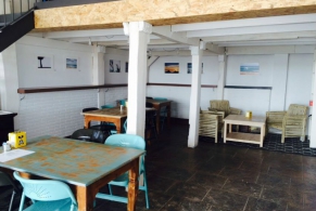 Castelldefels > Reforma de un local convertido en una escuela de surf y restaurante